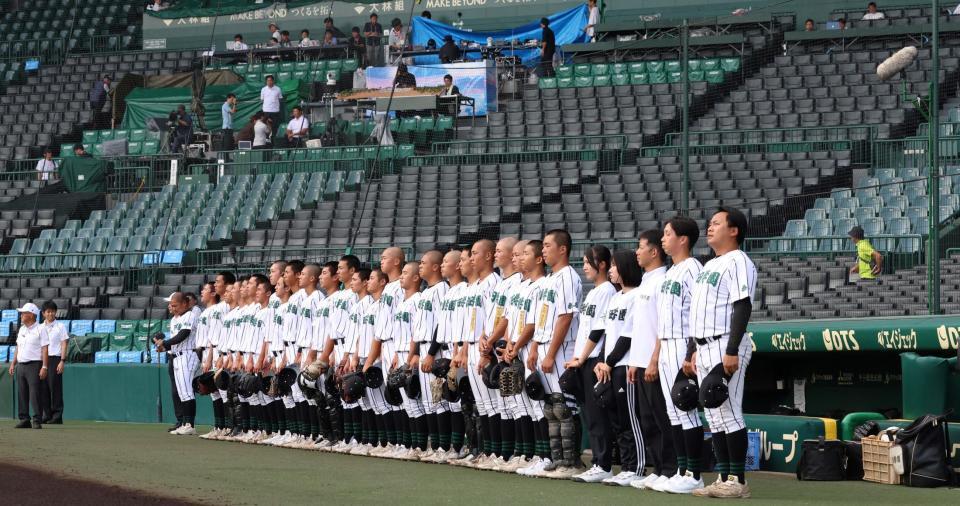 　練習前、グラウンドあいさつを行う津田学園ナイン（撮影・中田匡峻）