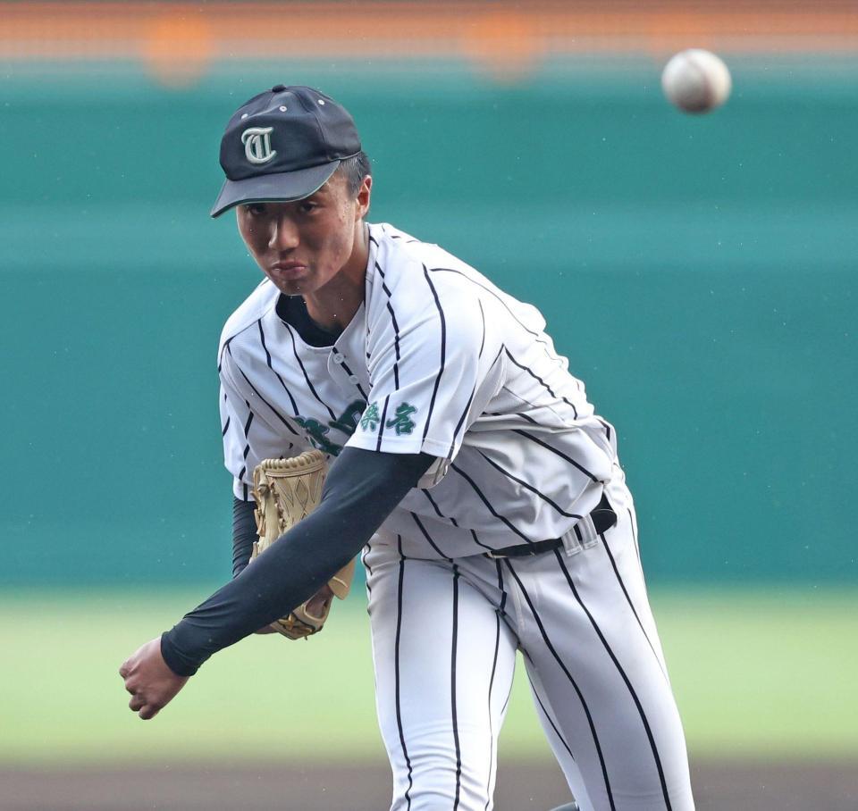 　投球練習をする津田学園・桑山皓太朗（撮影・中田匡峻）