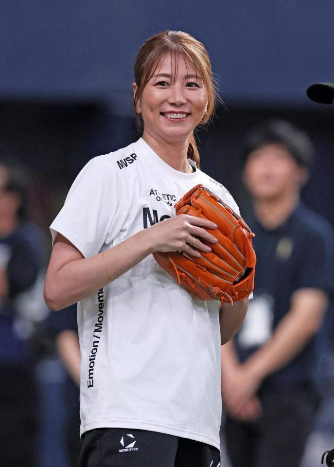 　始球式を務めた青木愛（撮影・立川洋一郎）