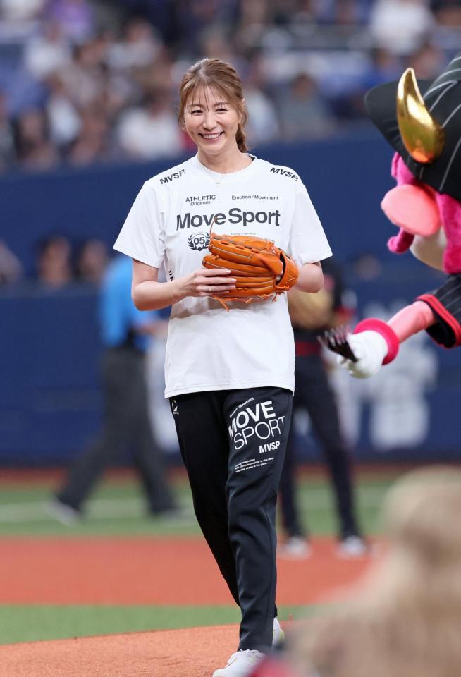 　始球式を務めた青木愛（撮影・立川洋一郎）