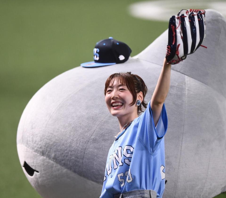 　ファンに手を振る花澤香菜（撮影・園田高夫）