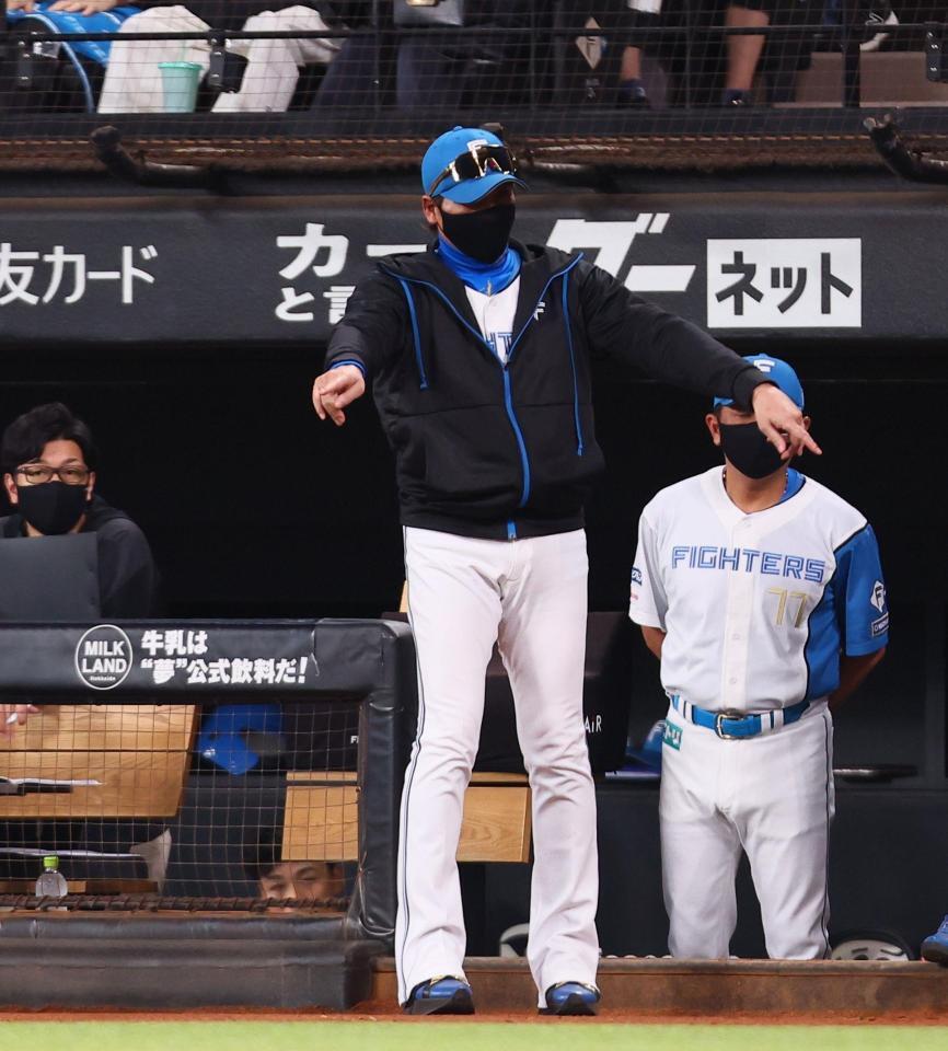　１回、五十幡の三塁盗塁アウトの判定にリクエストする新庄監督（撮影・中島達哉）