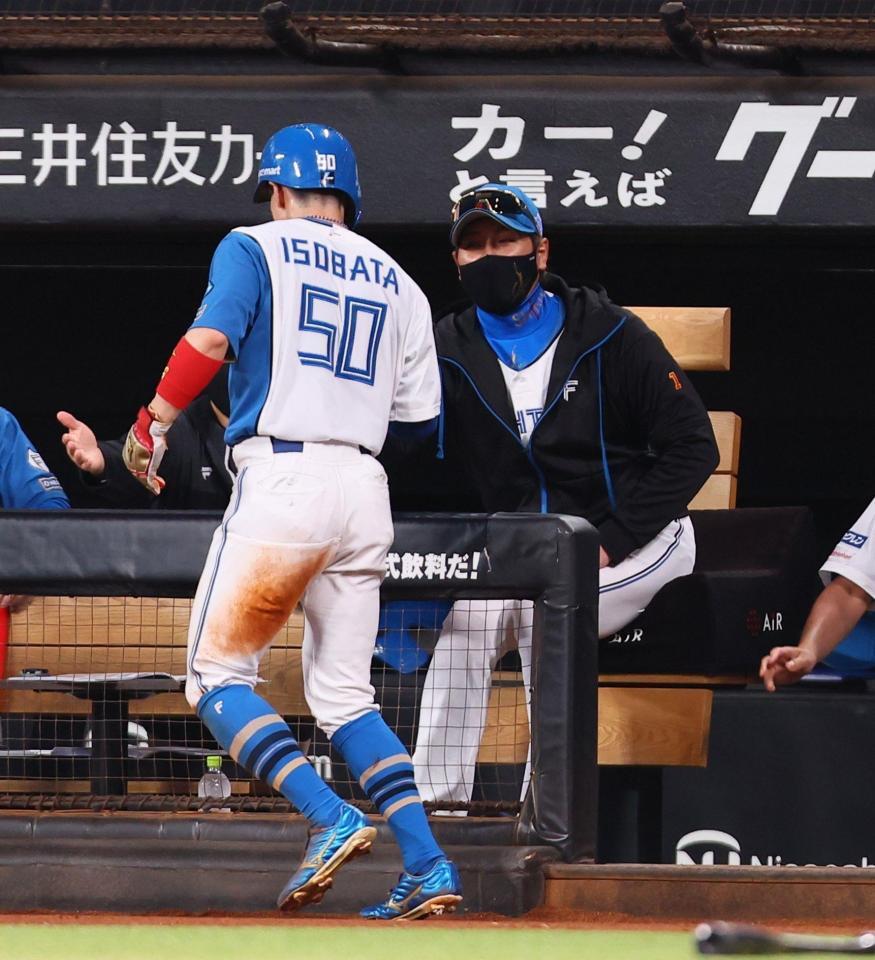 　１回、野村の先制打で生還した五十幡（５０）を迎える新庄監督（撮影・中島達哉）