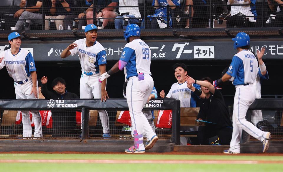 　１回、２ランを放ったレイエス（中央）、野村（右）らを迎える日本ハムナイン（撮影・中島達哉）