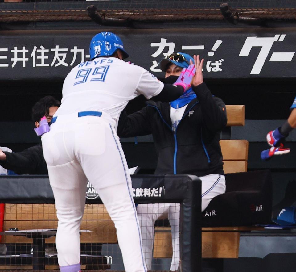 　１回、２ランを放ったレイエス（９９）を迎える新庄監督（撮影・中島達哉）