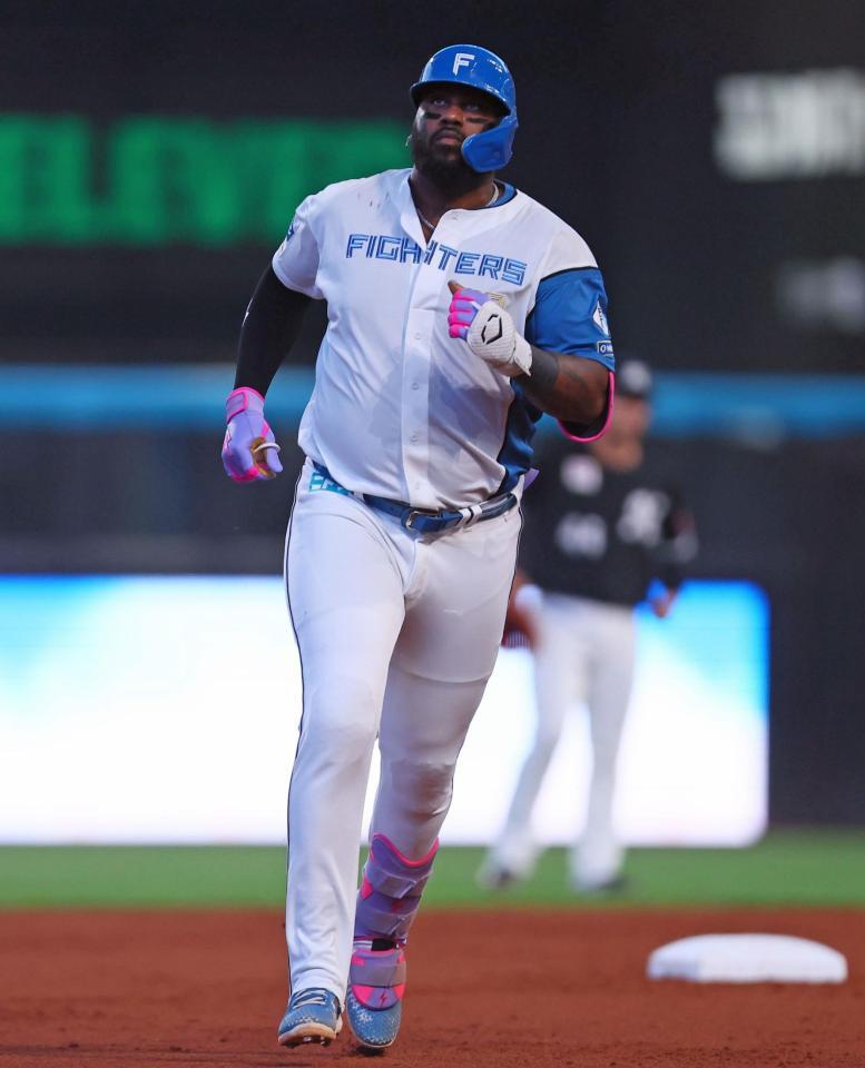 　１回、２ランを放ち、ダイヤモンドを回るレイエス（撮影・中島達哉）