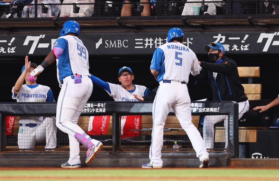 　１回、２ランを放ったレイエス（左から２人目）、野村（５）を迎える新庄監督（右）＝撮影・中島達哉