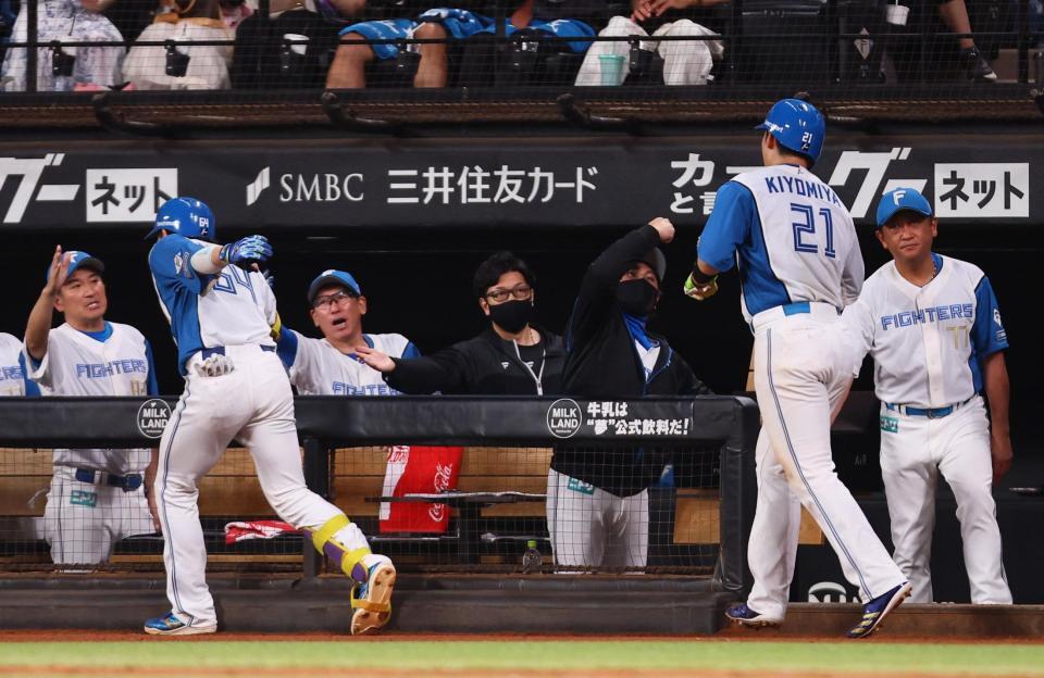 　５回、２ランを放った田宮（左から２人目）、清宮幸（２１）を迎える新庄監督（中央右）＝撮影・中島達哉