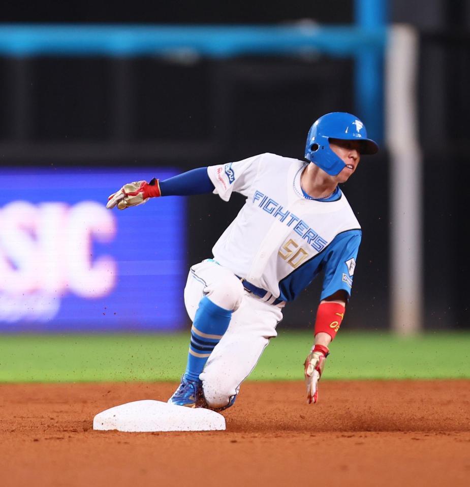 　１回、二塁盗塁を決める五十幡（撮影・中島達哉）