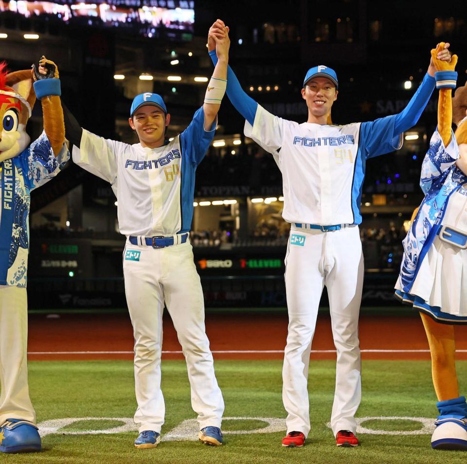 　記念撮影に応じる田宮（左）と福島（撮影・中島達哉）