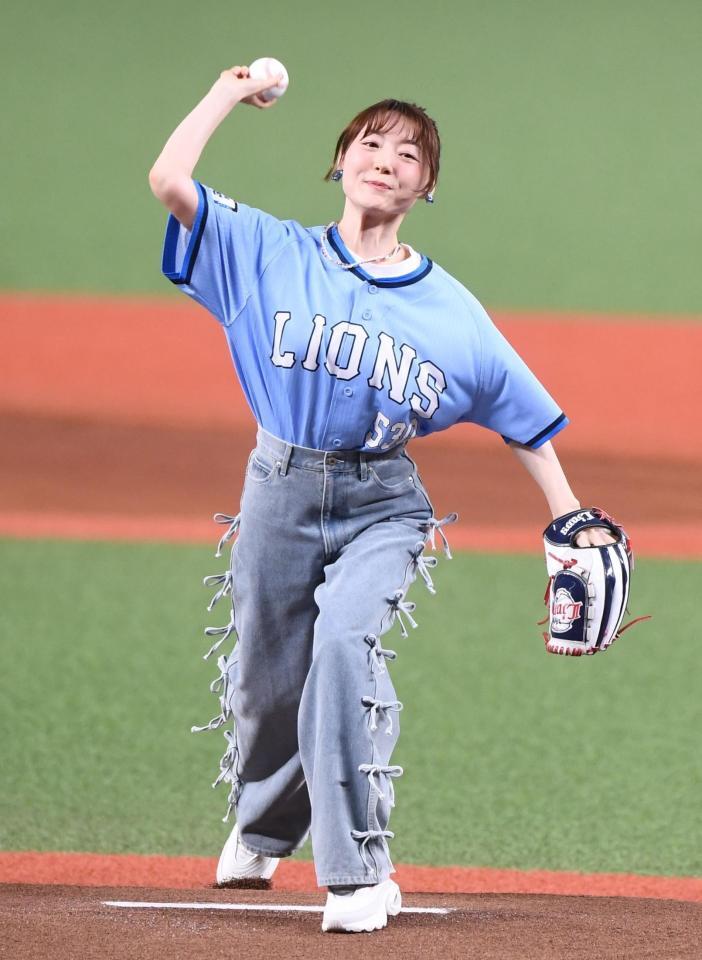 　セレモニアルピッチを行った花澤香菜（撮影・園田高夫）