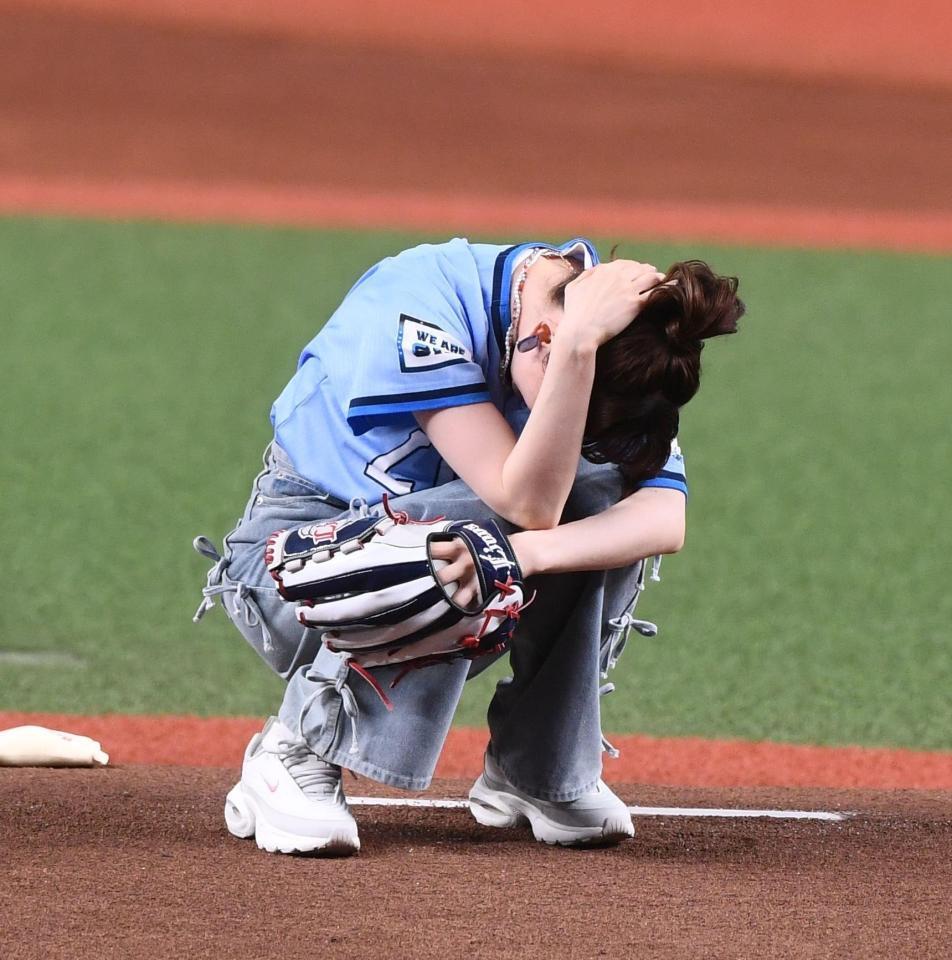 　頭を抱える花澤香菜（撮影・園田高夫）