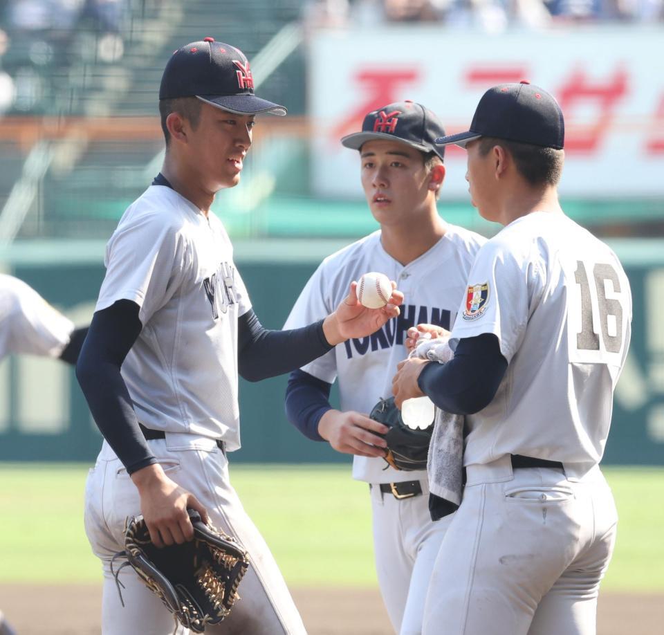 　９回、投手交代する織田翔希（左）と横浜・奥村頼人（中央）＝撮影・中田匡峻