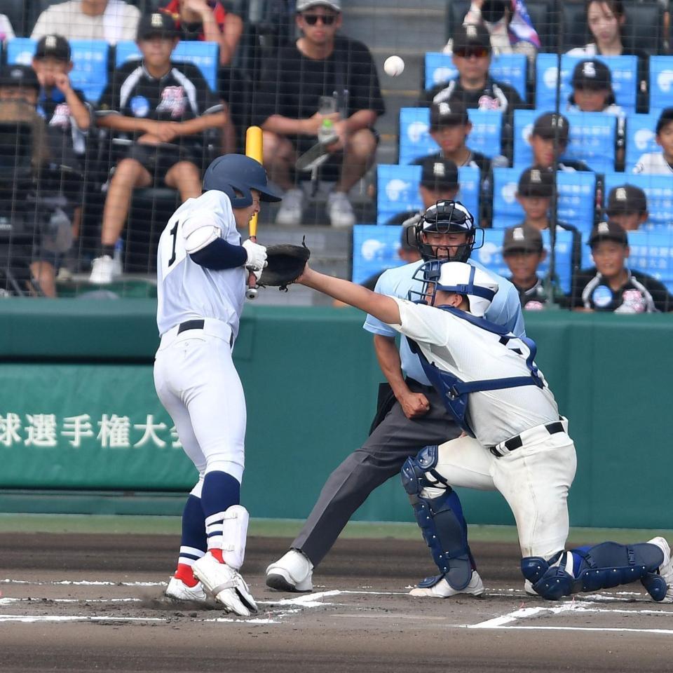 　６回、死球を受ける横浜・奥村頼人（撮影・開出牧）