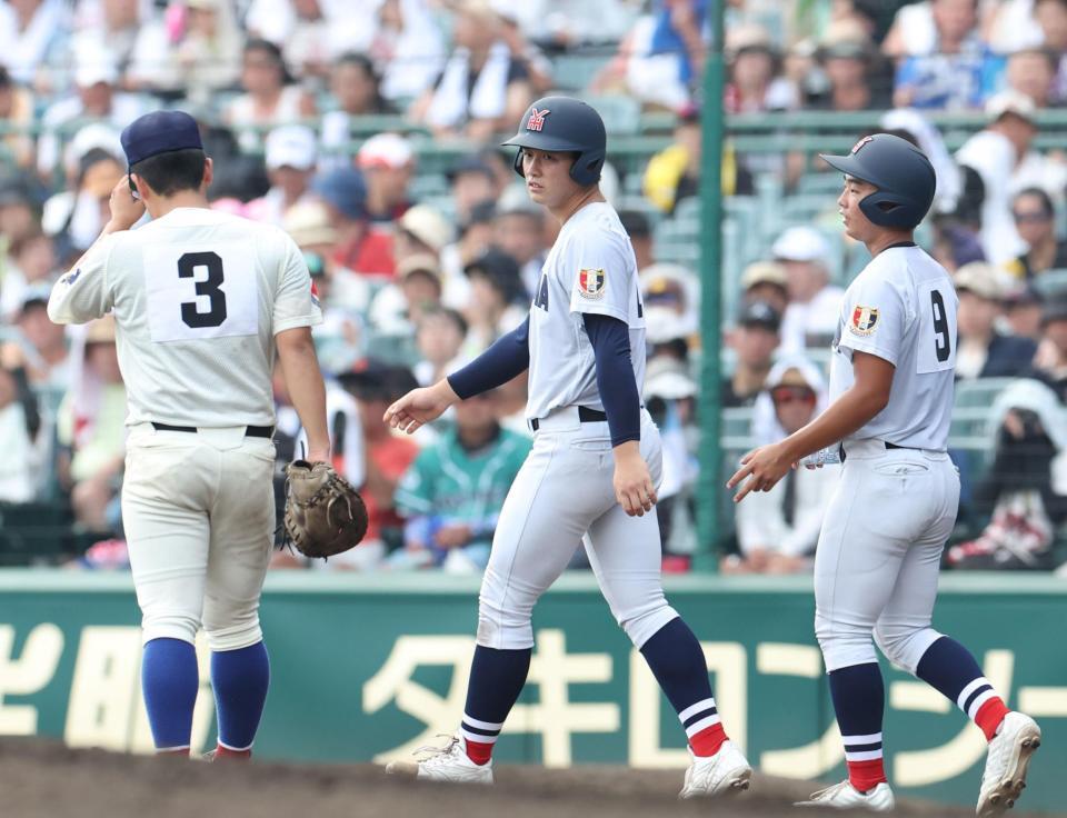 　６回、死球を受けて一塁へ向かう横浜・奥村頼人（中央）＝撮影・中田匡峻