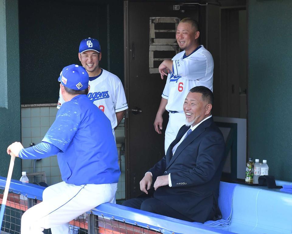 　清原和博氏と談笑する中田翔＝２４年２月