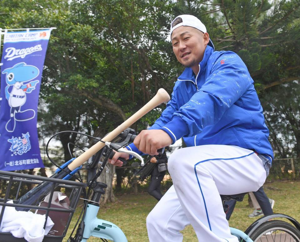 　自転車で引き揚げる中田翔＝２月