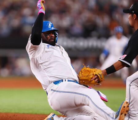 　３回、石井の安打で三塁へスライディングする一走レイエス（撮影・中島達哉）