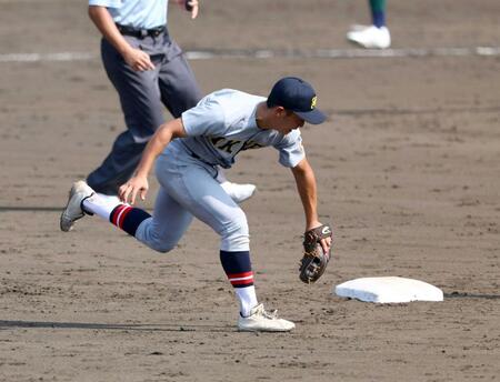 　５回、有本は開星・小村の打球を好捕し併殺を決める（撮影・山口登）
