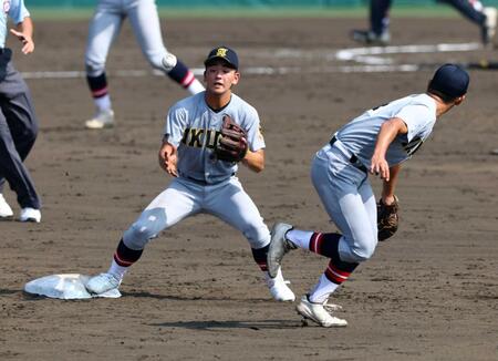 　５回、有本（手前）は打球を好捕し、ベースカバーの砂にグラブトスし併殺を決める（撮影・山口登）