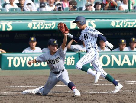 　５回、和賀颯真は二塁の砂からの送球を捕球し併殺を決める（撮影・山口登）