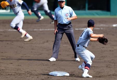 　５回、砂は一塁に送球し併殺を決める（撮影・山口登）