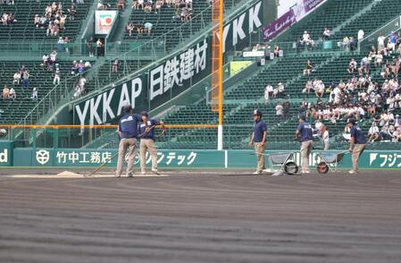 　グラウンド整備を行う阪神園芸（撮影・坂部計介）