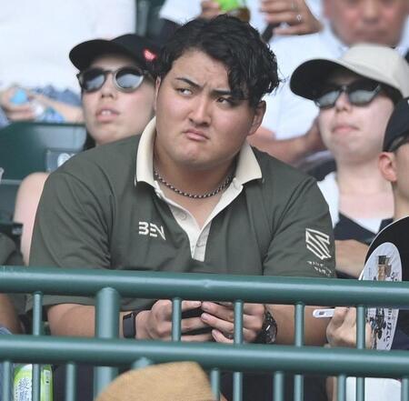 【写真】甲子園で母校の試合を現地観戦する佐々木麟太郎　隣には高校時代にお世話になった美女キャスターの姿