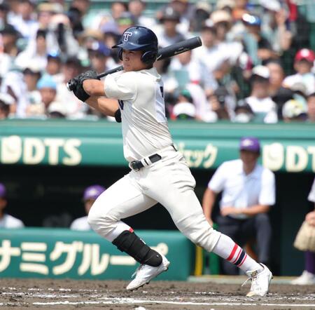 　６回、東洋大姫路・白鳥翔哉真は中前に適時打を放つ（撮影・坂部計介）