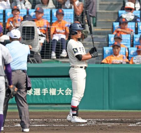 　１回、申告敬遠を受ける東洋大姫路・白鳥翔哉真（撮影・中田匡峻）