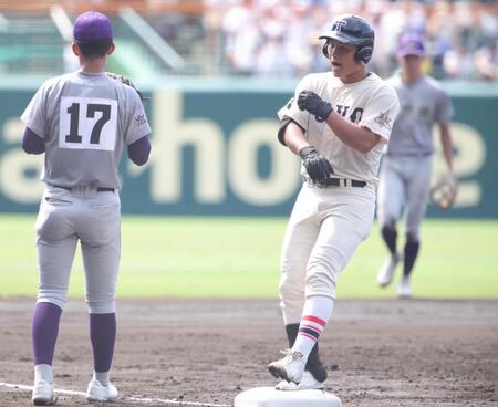 　３回、左前に適時打を放った東洋大姫路・白鳥翔哉真は送球エラーの間の三塁に進む（左は花巻東・萬谷堅心）＝撮影・坂部計介
