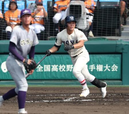 　３回、適時二塁打を放つ東洋大姫路・白鳥翔哉真。投手は花巻東・萬谷堅心（撮影・中田匡峻）