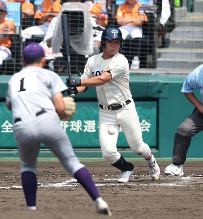 　６回、センターへ２点適時打を放つ東洋大姫路・白鳥翔哉真。投手は花巻東・金野快（撮影・中田匡峻）