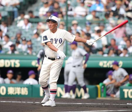 　試合前、ノックをする東洋大姫路・岡田監督（撮影・坂部計介）