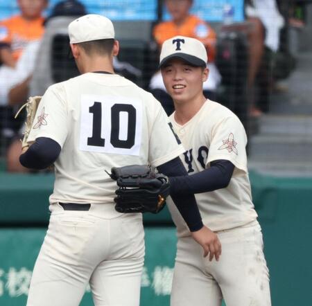 　９回、阪下蓮（左）と投手交代する東洋大姫路・木下鷹大（撮影・中田匡峻）