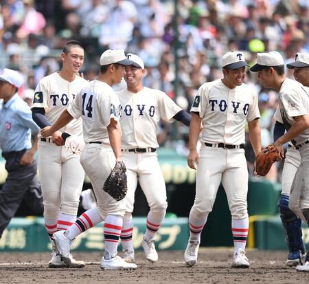 　花巻東に勝利し、ナインに声をかけられる東洋大姫路・阪下漣（左）＝撮影・西田忠信