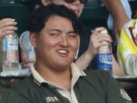 　母校・花巻東の試合を観戦する佐々木麟太郎（撮影・中田匡峻）