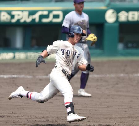 　８回、適時二塁打を放った東洋大姫路・白鳥翔哉真は二塁へ向かう（撮影・中田匡峻）