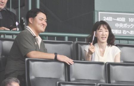 　観戦する佐々木麟太郎（左）と長島三奈さん