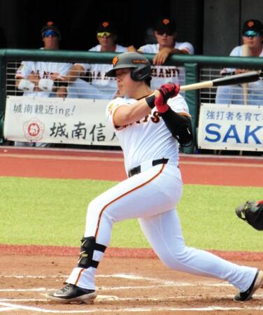 　２軍戦で適時打を放つ岡本