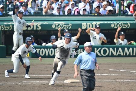 　８回、勝ち越しの適時二塁打を放ち、一塁を回る西日本短大付・佐藤（中央）