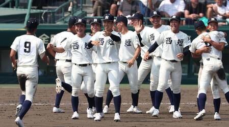 　聖隷クリストファーに勝利し、笑顔がはじける西日本短大付ナイン（撮影・中田匡峻）