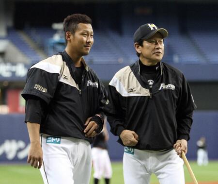 　試合前、中田翔（左）に骨折した左手の状態を聞く栗山監督＝１３年９月