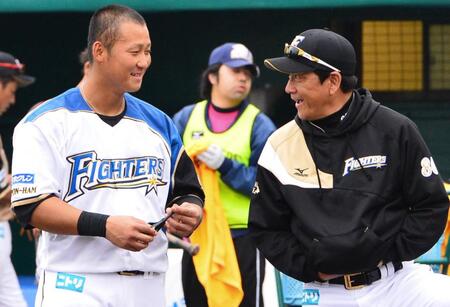 　紅白戦後、栗山監督（右）から声をかけられ笑顔を見せる中田翔＝１３年２月