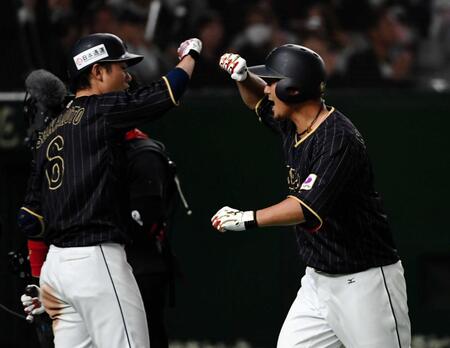 　勝ち越しソロを放ち坂本（左）とタッチする中田翔＝１７年３月