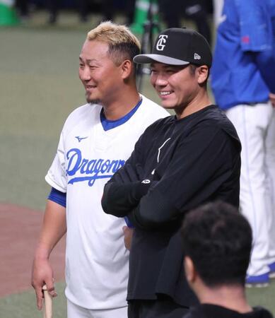 　坂本（右）と並んで笑顔を見せる中田翔＝２４年４月