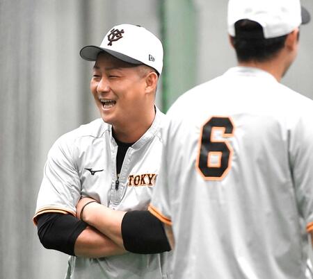 　１軍に合流し、坂本（右）と談笑する中田翔＝２２年６月