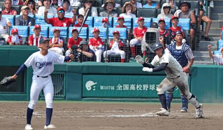 　８回、聖隷クリストファー・高部陸（左）から勝ち越しの適時二塁打を放つ西日本短大付・佐藤仁（撮影・中田匡峻）