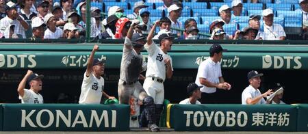 　８回塁、佐藤仁の勝ち越し適時二塁打で喜ぶ西日本短大付ナイン（撮影・中田匡峻）