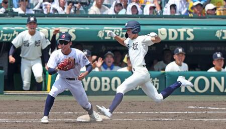 　３回、奥駿仁（右）の二ゴロの間に西日本短大付が先制する（撮影・中田匡峻）